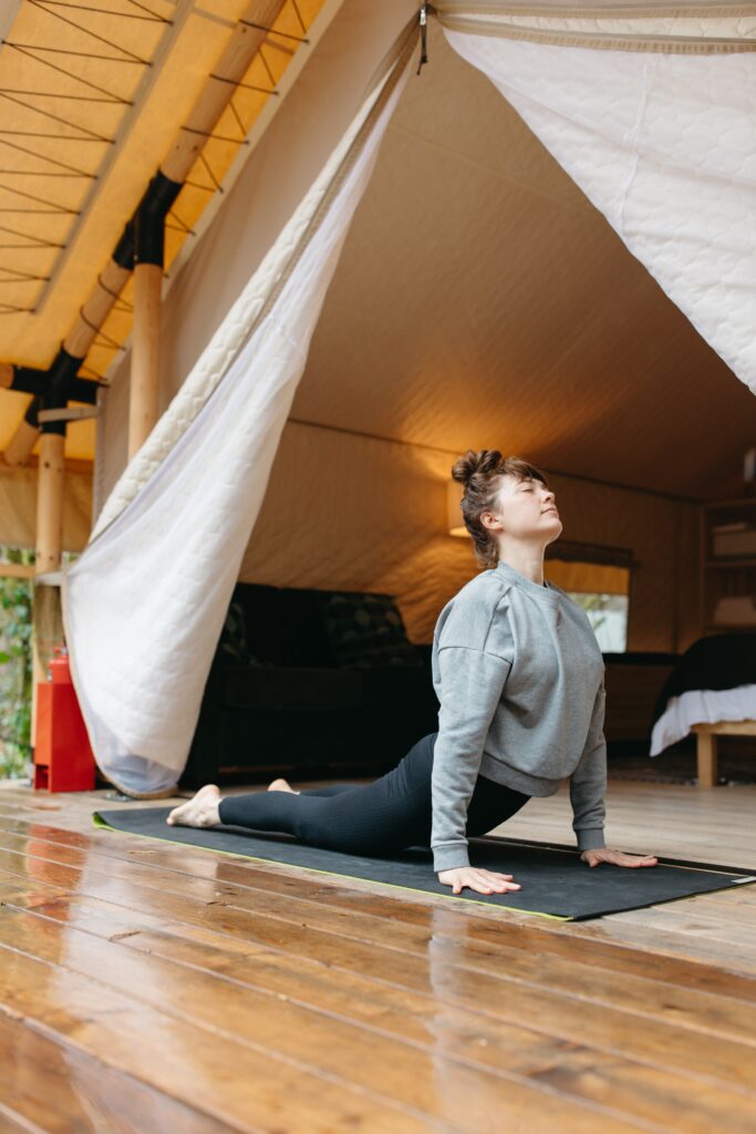 poses de yoga para calentamiento y estiramiento