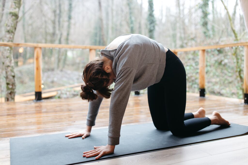 poses de yoga para calentamiento y estiramiento