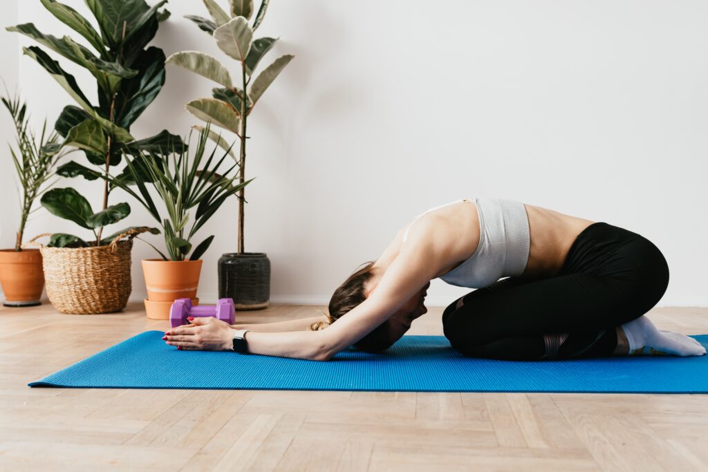 poses de yoga para calentamiento y estiramiento