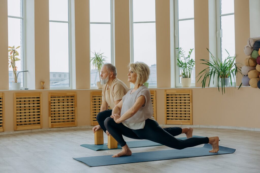 poses de yoga para calentamiento y estiramiento