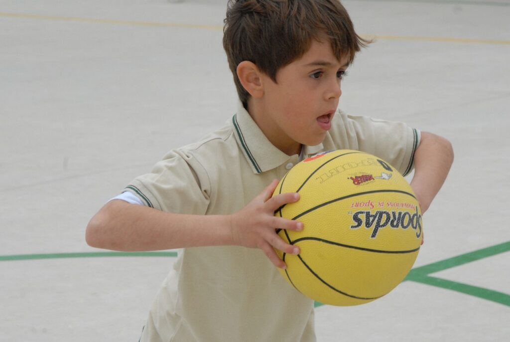 clases deportivas para niños (basketball)